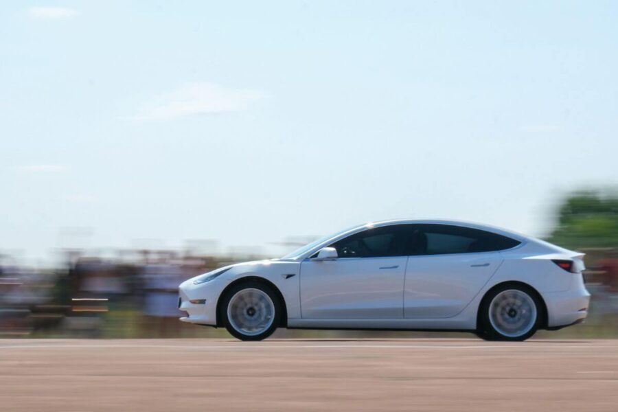 Tesla pažadėjo sukurti pigų elektromobilį