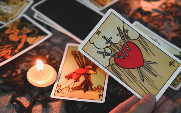 2024 metų spalio 14–20 d. Taro prognozė: vieno Zodiako ženklo laukia romantiškų jausmų banga