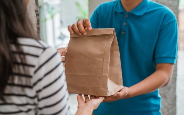 „Meta“ atleido darbuotojus už piktnaudžiavimą 20 ir 25 dolerių vertės maisto kuponais