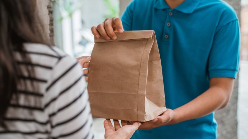 „Meta“ atleido darbuotojus už piktnaudžiavimą 20 ir 25 dolerių vertės maisto kuponais