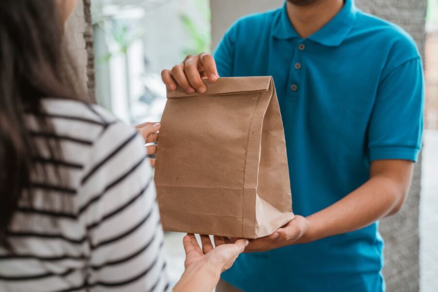 „Meta“ atleido darbuotojus už piktnaudžiavimą 20 ir 25 dolerių vertės maisto kuponais