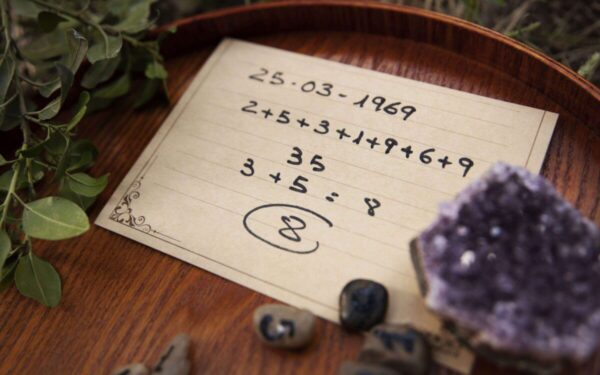 Pirmadienio astrologiniai įvykiai (spalio 21 d.): Du Zodiako ženklai gali atgaivinti romantiką per Saulės užtemimą