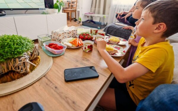 Kaip filmukai valgio metu veikia jūsų vaiką? Atsako neurologė