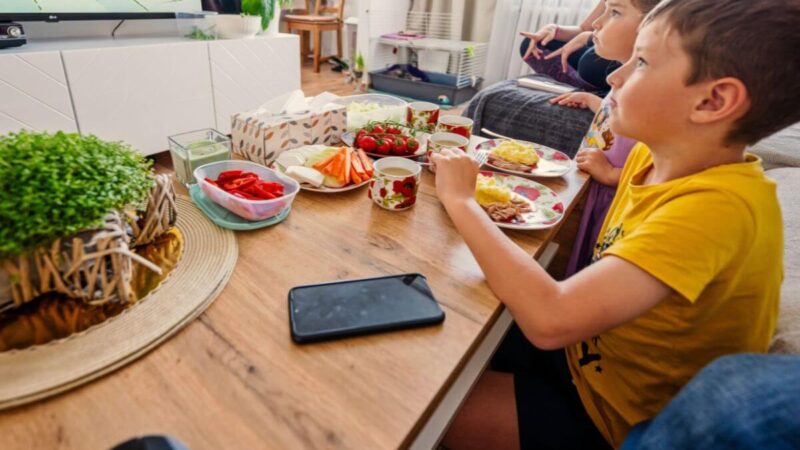 Kaip filmukai valgio metu veikia jūsų vaiką? Atsako neurologė