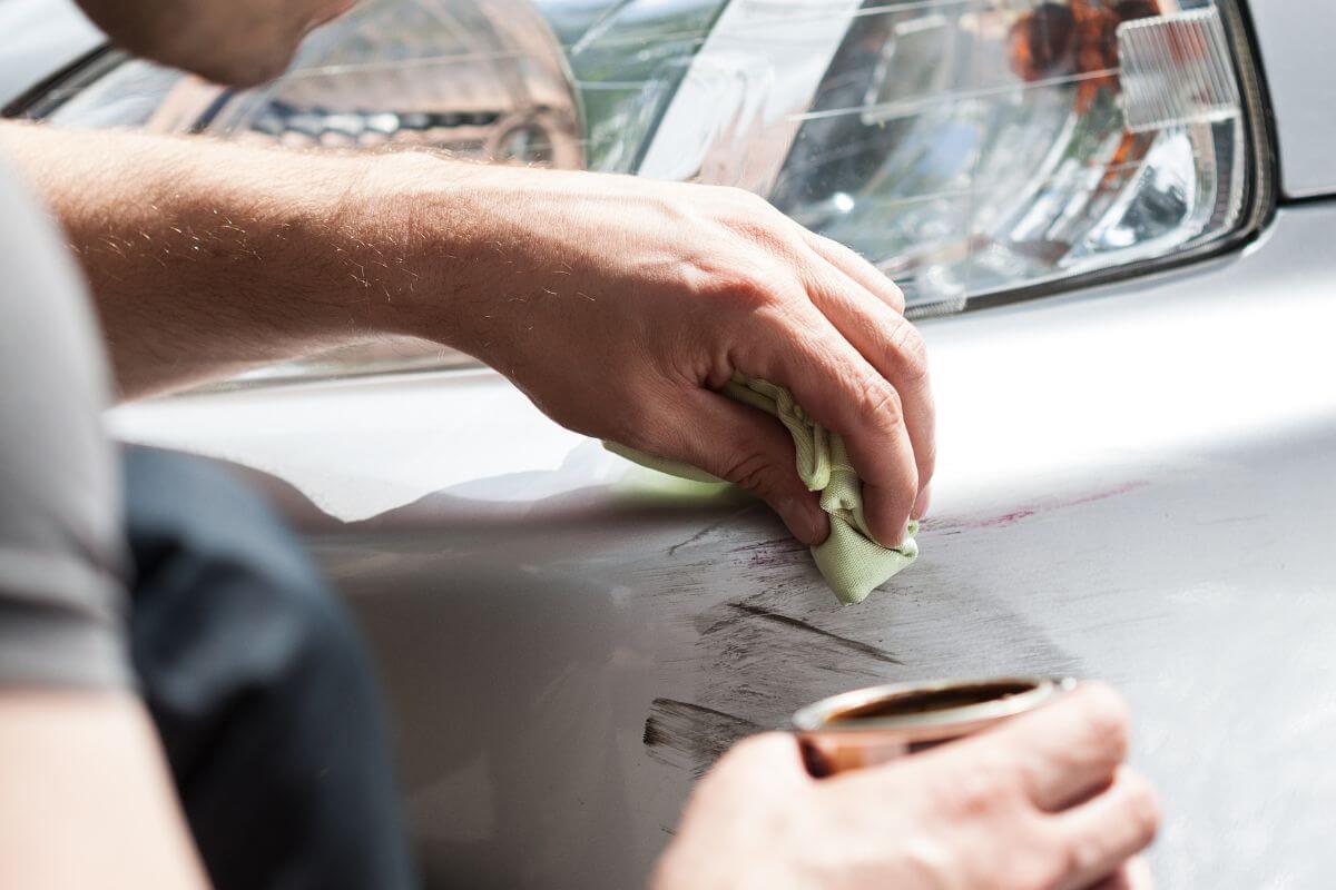 Kaip pašalinti įbrėžimus ant automobilio su dantų pasta?