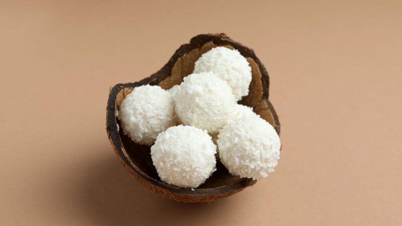 Greitai pagaminami kokosiniai saldainiai jūsų šventiniam stalui