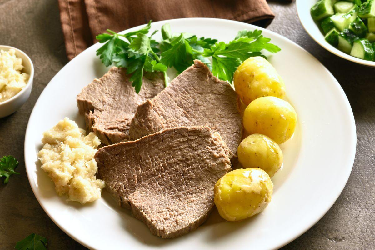 Krienai. Virta jautiena su krienų padažu