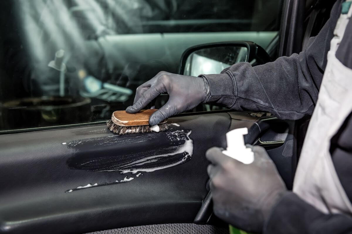 Norint pašalinti automobilio įbrėžimus reikia naudoti specialias priemones