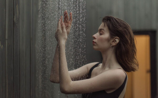 Gydytojai teigia, jog šlapintis duše yra gerai