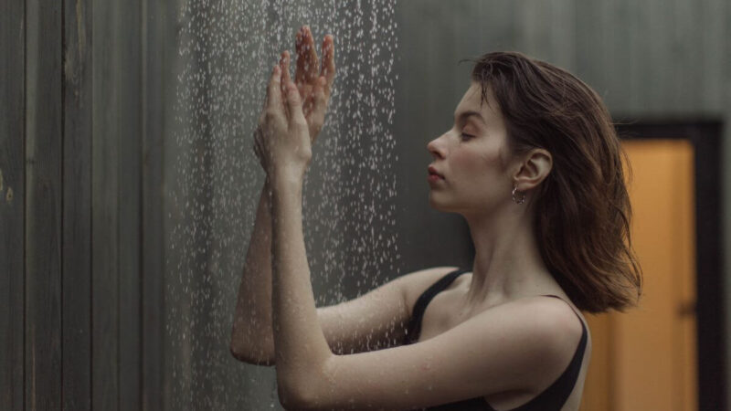 Gydytojai teigia, jog šlapintis duše yra gerai