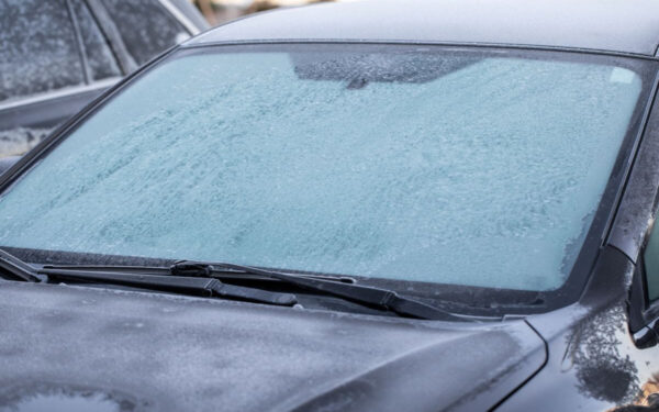 Ką daryti, kad neužšaltų priekinis automobilio stiklas? Pataria ekspertai