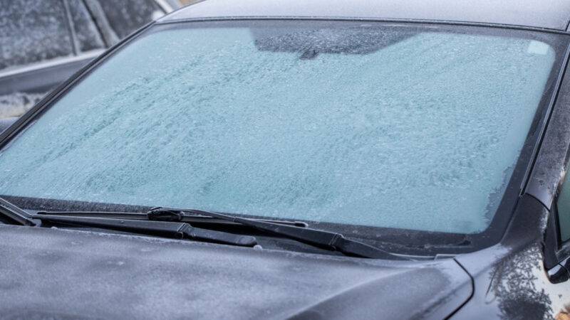 Ką daryti, kad neužšaltų priekinis automobilio stiklas? Pataria ekspertai