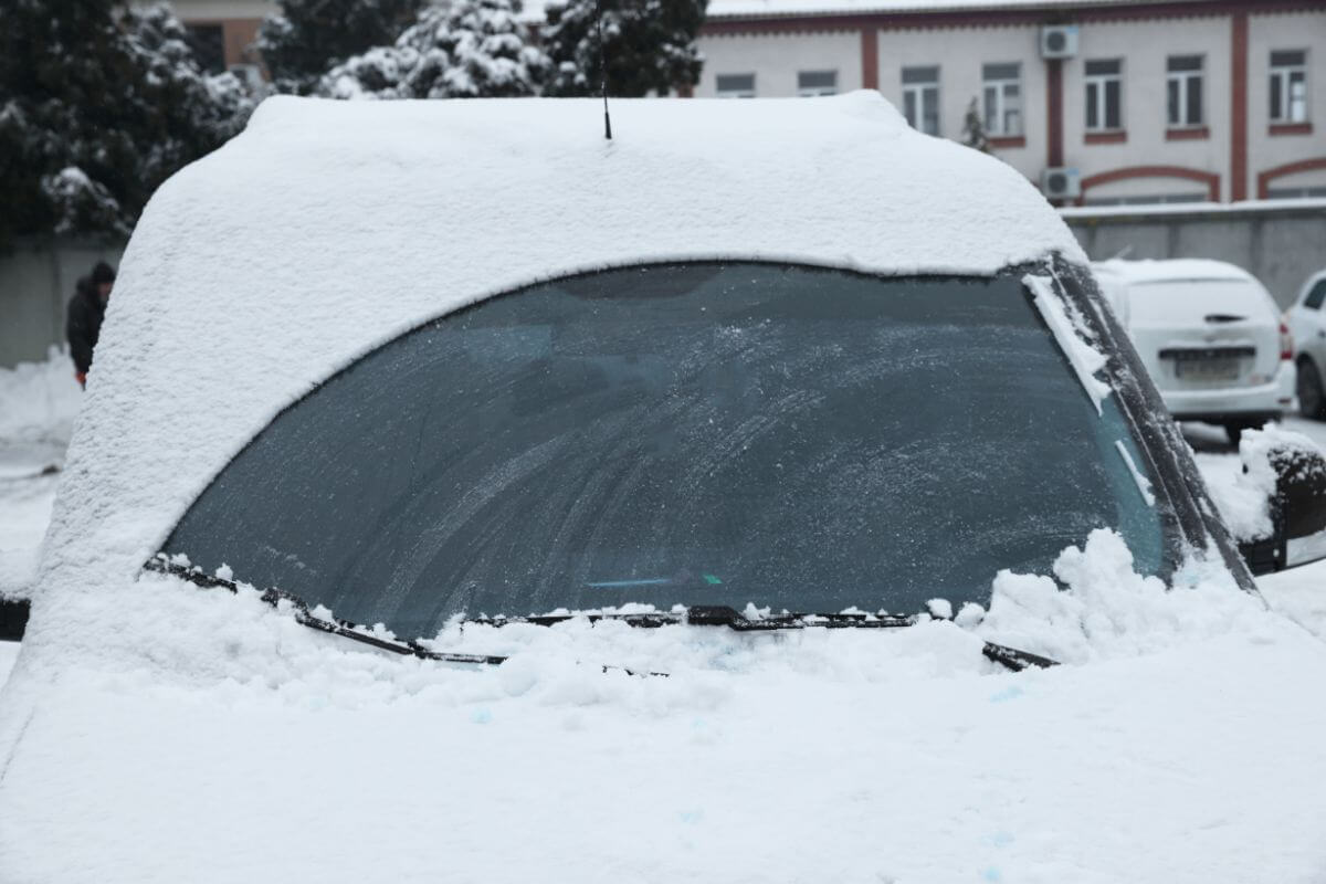 Užšalęs automobilio stiklas. Spiritas, druskos tirpalas