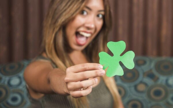 Ketvirtadienis Gerasis prietaras (lapkričio 21 d.): Atraskite, kurie Zodiako ženklai šiandien sulauks netikėtos laimės dėl įnoringo susitikimo!