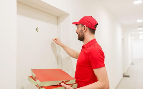 Išgelbėta gyvybė: picų išvežiotojas pamatęs įtartiną vyrą pasielgė herojiškai