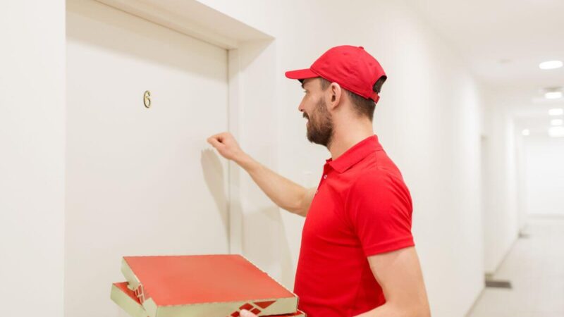 Išgelbėta gyvybė: picų išvežiotojas pamatęs įtartiną vyrą pasielgė herojiškai