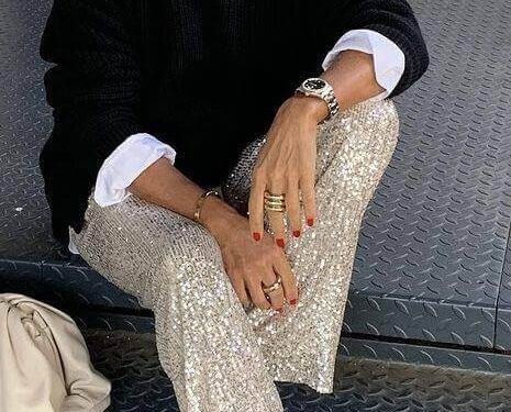 Kaip apsirengti šventėms. Kelnės su žvyneliais, megztinio ir marškinių derinys. Pinterest.com Sequins Pants Outfit