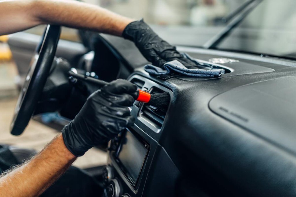 Kaip-isvalyti-nesvariausias-vietas-automobilyje-specialios-priemones - Laikas.lt Kaip išvalyti nešvariausias vietas automobilyje. Specialios priemonės