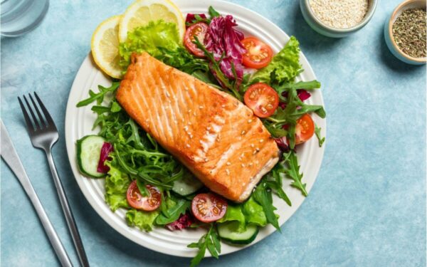 Įspūdingas receptas Naujųjų metų šventei: kepta lašiša su medaus-garstyčių padažu