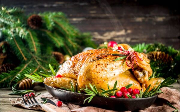 Kalėdinė kepta višta su rozmarinu, medumi ir spanguolių padažu