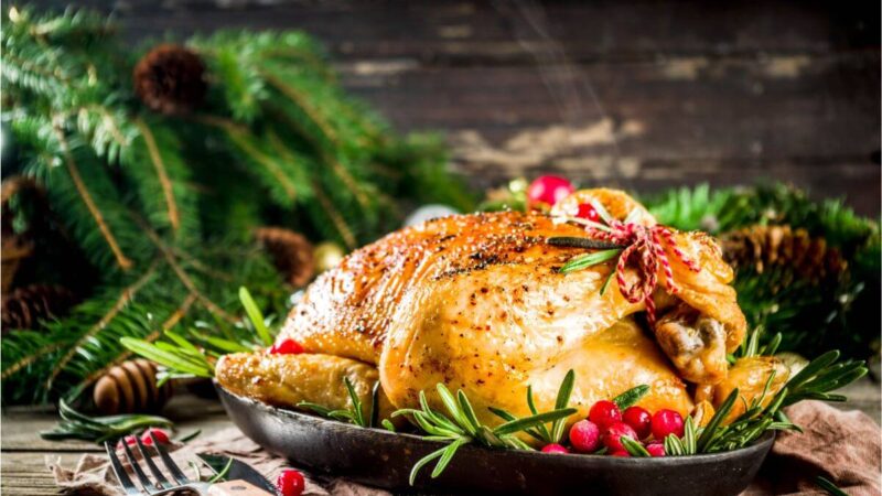 Kalėdinė kepta višta su rozmarinu, medumi ir spanguolių padažu