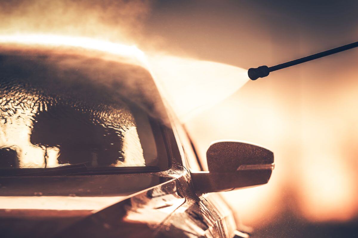 Kokių klaidų nedaryti plaunant automobilį žiemą