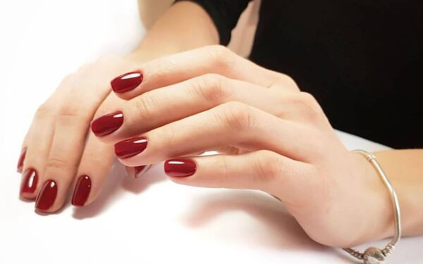 Manikiūras: spalvos madingos 2025-aisiais