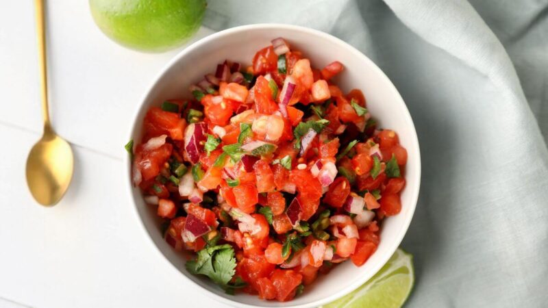 Naujieji metai su egzotikos prieskoniu: 5 paprastos ir greitos salotos tiek prie mėsos, tiek ir prie žuvies