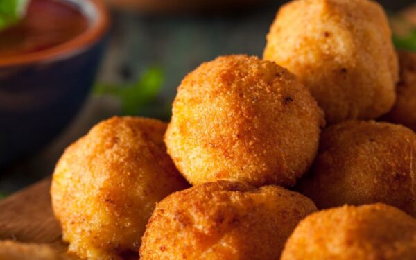 Traškūs moliūgų rutuliukai su sūrio įdaru – užkandžio idėja Kalėdoms