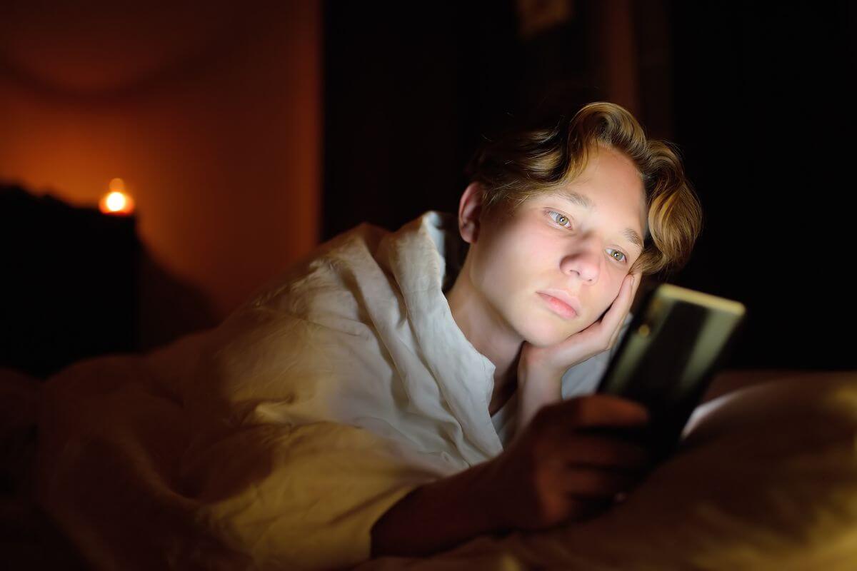 Paaugliai sulindę į telefoną. Ką veikia ir ką daryti?