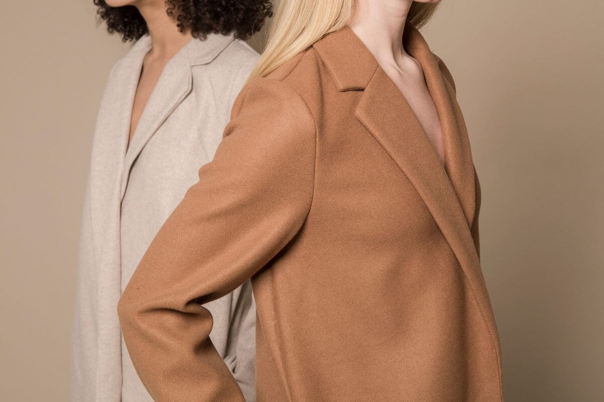 Pantone Mocha Mousse vilnos paltas su bordo aksesuarais