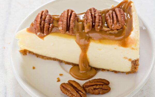 Šventinis sūrio pyragas su karamelizuotais riešutais