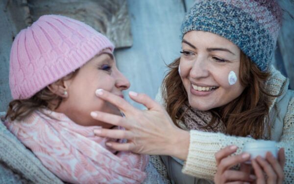 Komentuoja ekspertai: kodėl būtina tepti veidą kremu nuo saulės net ir žiemą?
