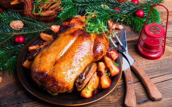 Antis su obuoliais kepimo rankovėje: kalėdinis receptas