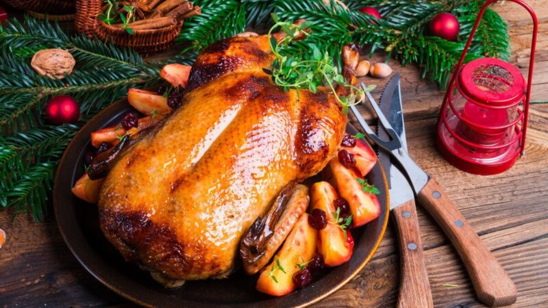 Antis su obuoliais kepimo rankovėje: kalėdinis receptas