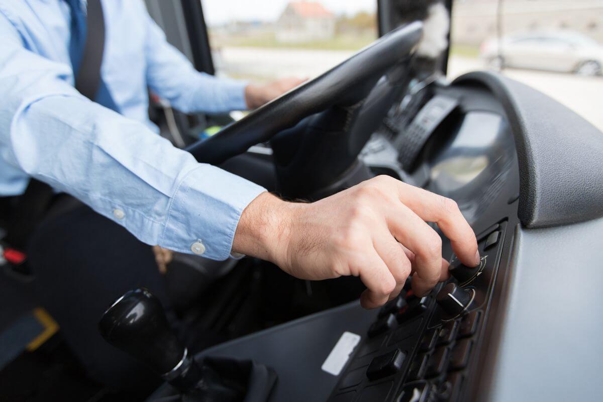 Autobusas su vaikais ir vairuotojo ryžtas