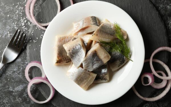 Gaivios salotos su silke ir mėtų padažu: sveikas ir skanus pasirinkimas