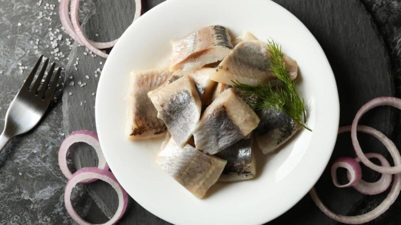 Gaivios salotos su silke ir mėtų padažu: sveikas ir skanus pasirinkimas