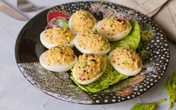 Įdaryti kiaušiniai su tunu: sveikas ir skanus užkandis Naujųjų metų šventei