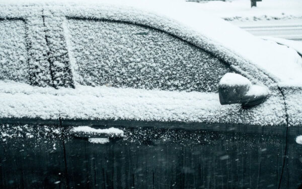 Kaip atitirpdyti priekinį stiklą: patarimai žiemai