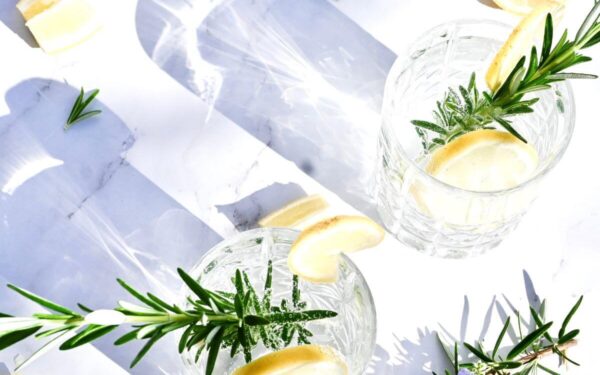 Originalios kalėdinės dekoracijos: sniego rutuliai iš rozmarinų