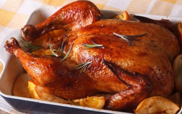 Kepta vištiena su obuoliais ir apelsinais: receptas Kalėdoms