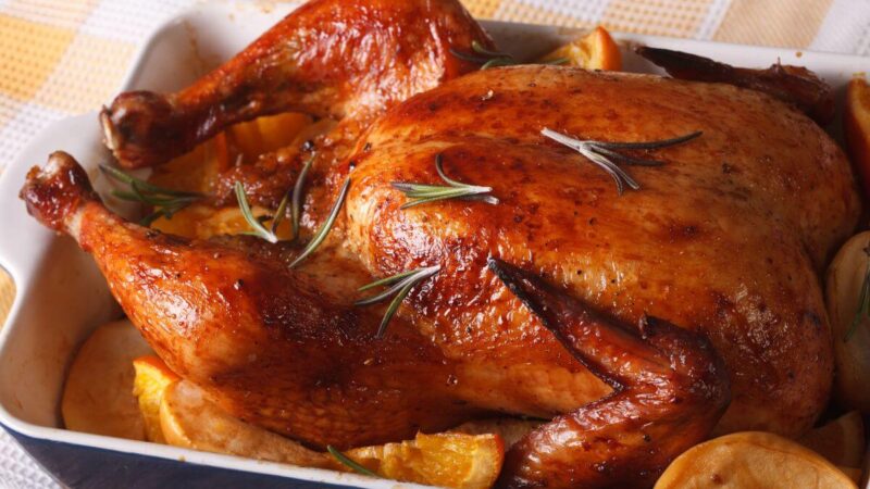 Kepta vištiena su obuoliais ir apelsinais: receptas Kalėdoms