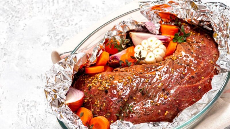 Kiauliena su daržovėmis, kepta folijoje: šventinio patiekalo receptas