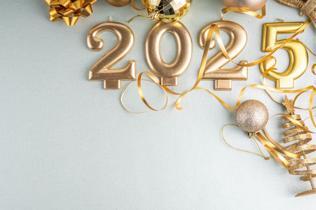 Kokia spalva simbolizuos Naujuosius 2025 metus