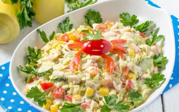 Salotos su krabų lazdelėmis ir ananasais: šventinis skonius derinantis receptas