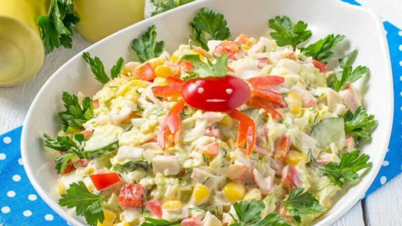 Salotos su krabų lazdelėmis ir ananasais: šventinis skonius derinantis receptas