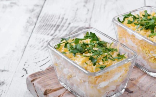 Salotos su vištiena ir vynuogėmis šventiniam stalui