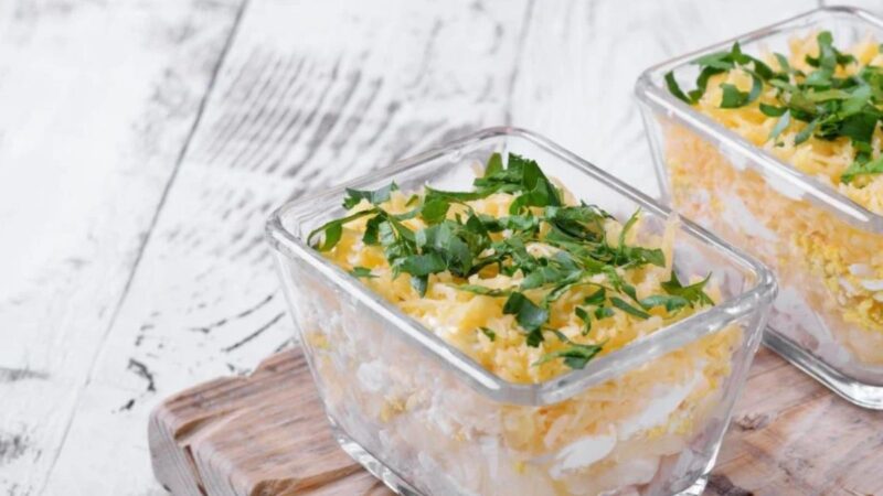 Salotos su vištiena ir vynuogėmis šventiniam stalui