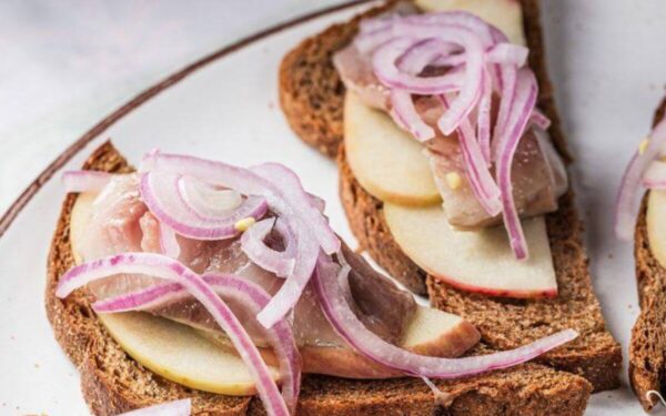 Sumuštiniai su silke, marinuotais obuoliais ir svogūnais: kalėdinis receptas